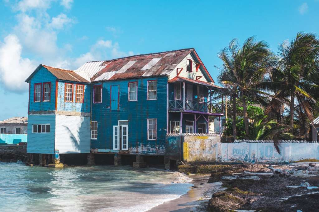 Lo que distingue particularmente a estas islas es su famoso "mar de siete colores", un fenómeno natural que solo puede apreciarse en su máximo esplendor desde puntos elevados