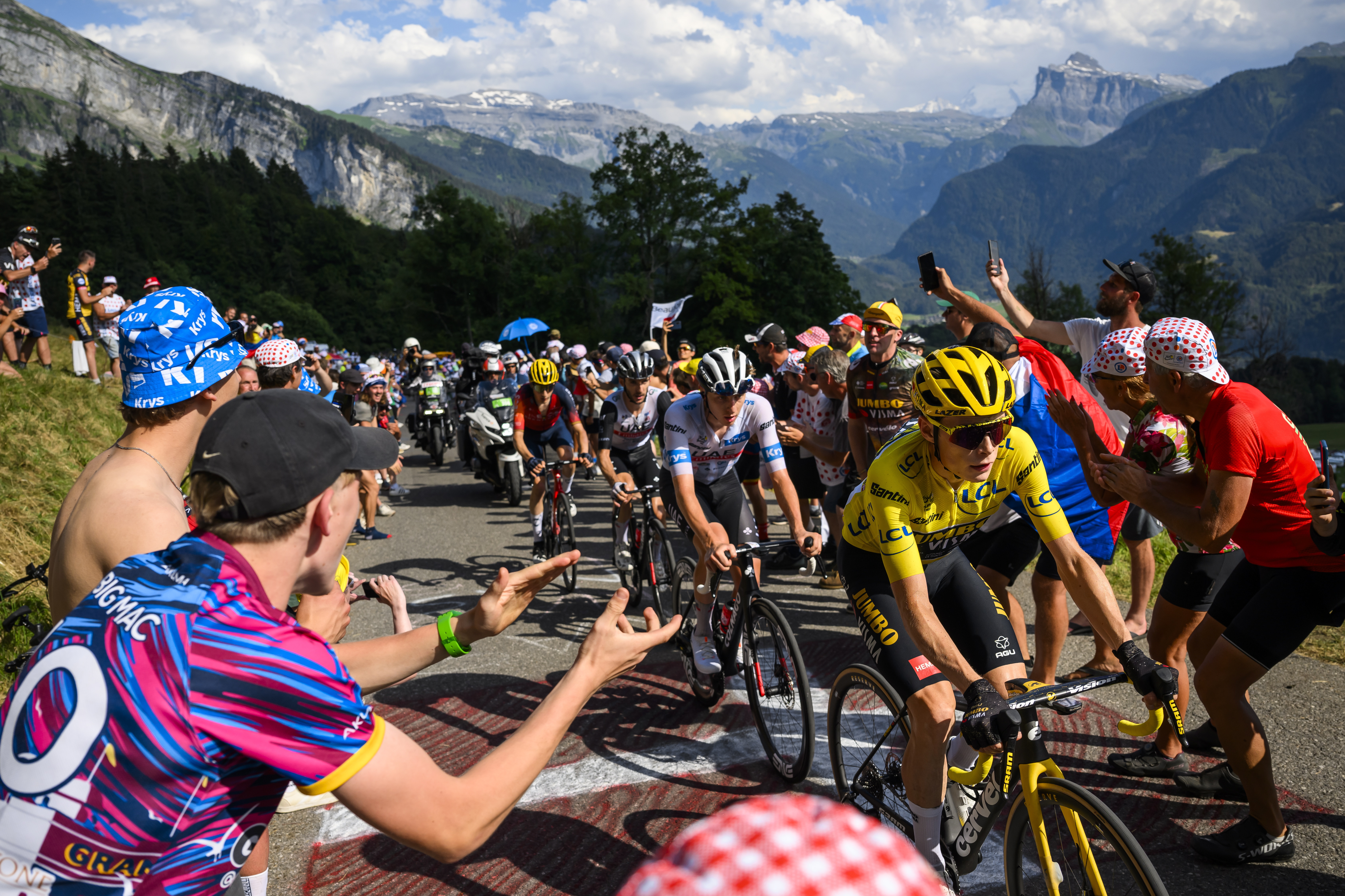 Morzine Les Portes Du Soleil (Switzerland Schweiz Suisse), 15/07/2023.- Danish rider Jonas Vingegaard (R) of team Jumbo-Visma and Slovenian rider Tadej Pogacar (2R) of team UAE Team Emirates in action during the 14th stage of the Tour de France 2023, a 152kms race from Annemasse to Morzine les Portes du Soleil, France, 15 July 2023. (Ciclismo, Francia, Eslovenia) EFE/EPA/JEAN-CHRISTOPHE BOTT