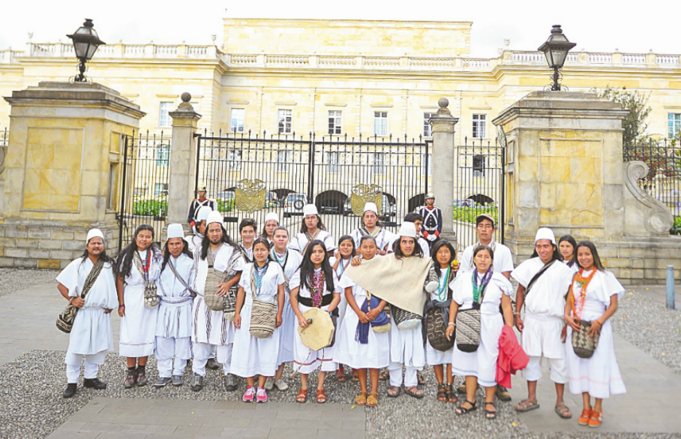 Como hace cien años, los arhuacos posaron frente a la Casa de Nariño antes del encuentro con el presidente. / / Cristián Garavito