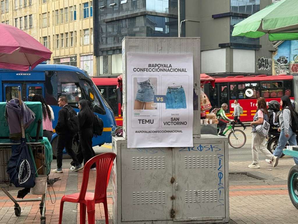 Comerciantes pegan carteles incentivando la compra de productos de fabricación nacional.