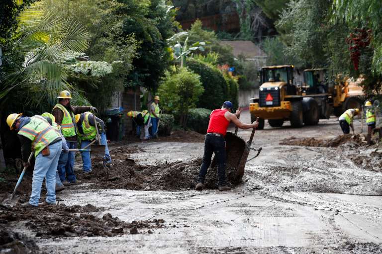 Los Angeles (United States), 11/01/2023.- Workers clear a road filled with mud caused by a mudslide in Los Angeles, California, USA, 11 January 2023. California has been hit with a series of what meteorologists call atmospheric rivers, bringing heavy rain, wind and widespread flooding. (Estados Unidos) EFE/EPA/CAROLINE BREHMAN