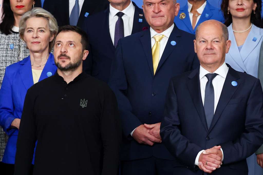 Berlin (Germany), 11/06/2024.- Ukrainian President Volodymyr Zelensky (front L) and German Chancellor Olaf Scholz (front R) pose for a group photo with other participants during the Ukraine Recovery Conference 2024 in Berlin, Germany, 11 June 2024. The Ukraine Recovery Conference 2024 takes place in Berlin from 11 to 12 June 2024, under the slogan 'United in defense. United in recovery. Stronger together.' Standing behind Zelensky is European Commission President Ursula von der Leyen (far L). (Zelenski, Alemania, Ucrania) EFE/EPA/FILIP SINGER