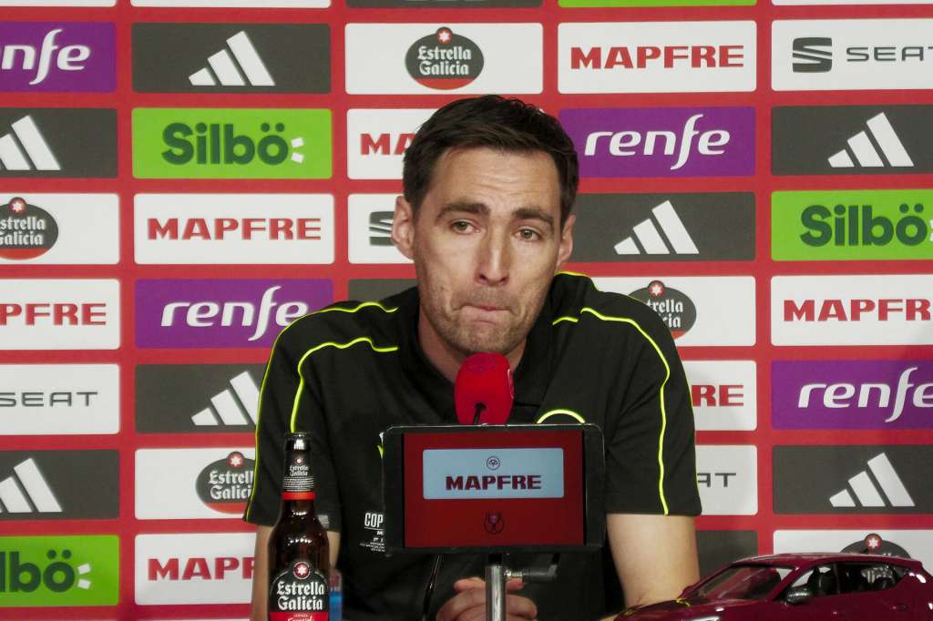 SEVILLA, 25/04/2025.- El árbitro Ricardo de Burgos Bengoetxea ofrece una rueda de prensa este viernes, en Sevilla. El árbitro vasco Ricardo De Burgos Bengoechea, que dirigirá el sábado la final de la Copa del Rey entre el Barcelona y el Real Madrid, lamentó este viernes entre lágrimas "la repercusión de los vídeos de Real Madrid Televisión" contra su estamento, ya que "los hijos de los compañeros oyen decir en el colegio que su padre es un ladrón".EFE/ David Arjona