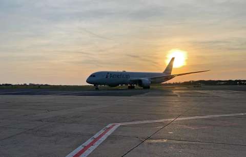 Un avión de American Airlines se incendió en el aeropuerto de Denver, EE. UU.