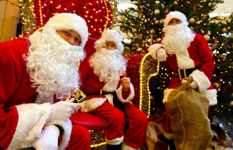 Berlin (Germany), 20/12/2025.- Men dressed as Santa Claus pose for pictures in a shopping mall in Berlin, Germany, 20 December 2025. (Alemania) EFE/EPA/HANNIBAL HANSCHKE