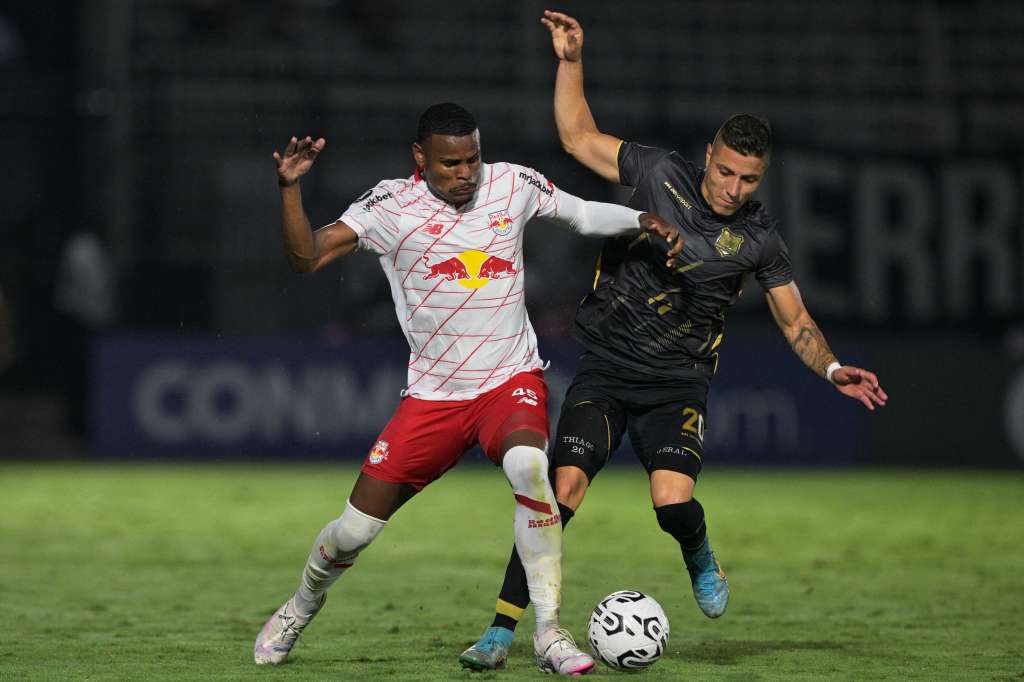 Nathan Mendes (izq.) de Bragantino y Fredy Salazar de Águilas Doradas luchan por el balón durante el partido por la fase 2 de la Copa Libertadores.