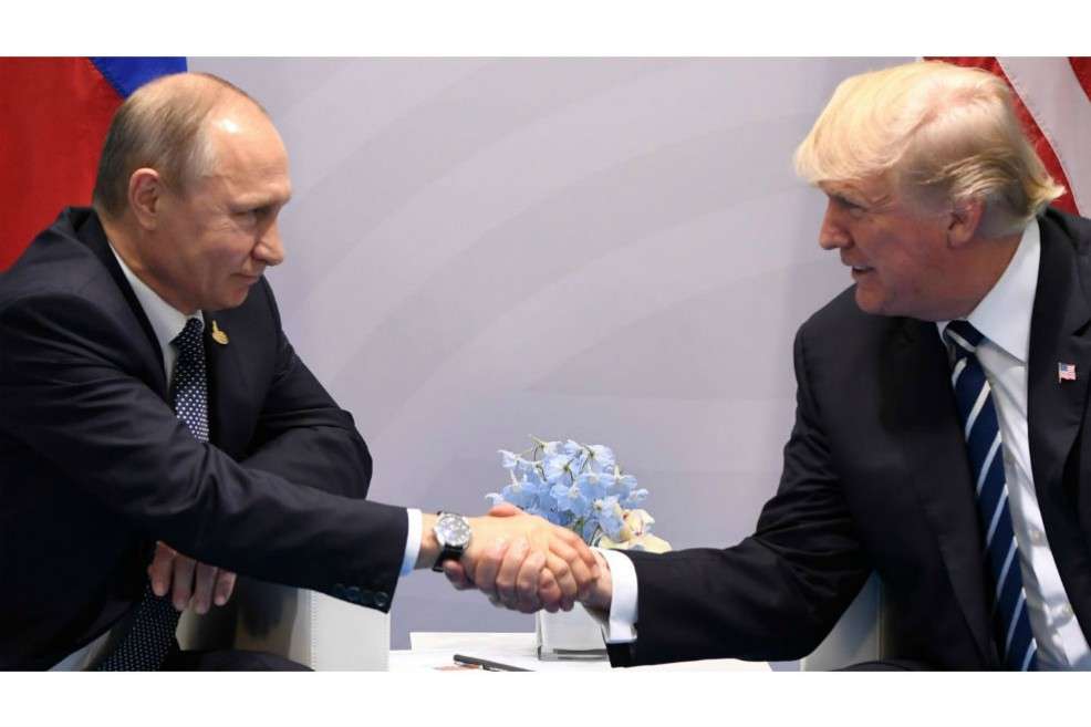 El presidente Vladmir Putin y su homólogo estadounidense Donald Trump se dieron por primera vez un apretón de manos en el marco del G20. / AFP