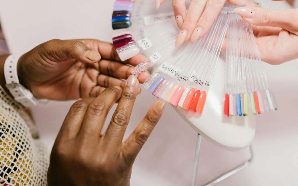 Retirar uñas postizas en casa puede ser un desafío, pero con las técnicas adecuadas evitarás daños, debilidad o infecciones en tus uñas naturales.