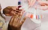 ¿Cómo quitar uñas postizas en casa de forma segura?
