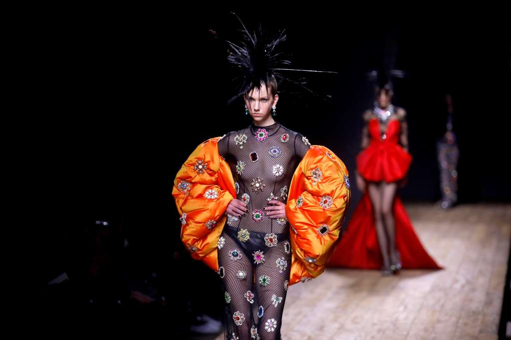 Milan (Italy), 23/02/2023.- A model presents a creation by Italian label Moschino from the women's Fall-Winter 2023-24 collection during the Milan Fashion Week, in Milan, Italy, 23 February 2023. The Milano Fashion Week Women's runs from 22 to 27 February. (Moda, Italia) EFE/EPA/Mourad Balti Touati
