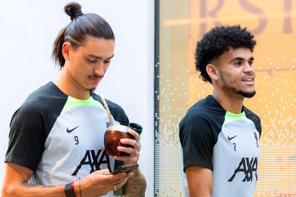 Darwin Núñez (izq) y Luis Díaz en una concentración del Liverpool.