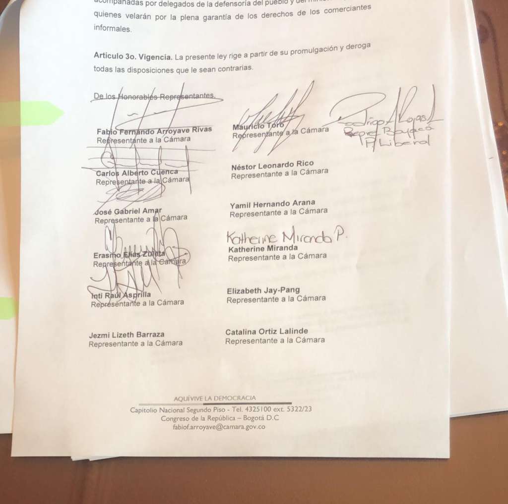 El proyecto de ley fue radicado en la Cámara de Representantes.CortesíaTambién se añadirá al Código de Policía que la imposición de sanciones por la ocupación del espacio público deberá estar antecedida por “políticas públicas de reubicación de los comerciantes informales a fin de garantizar sus derechos fundamentales a la vida digna y mínimo vital”, que estarán a cargo de las autoridades locales.