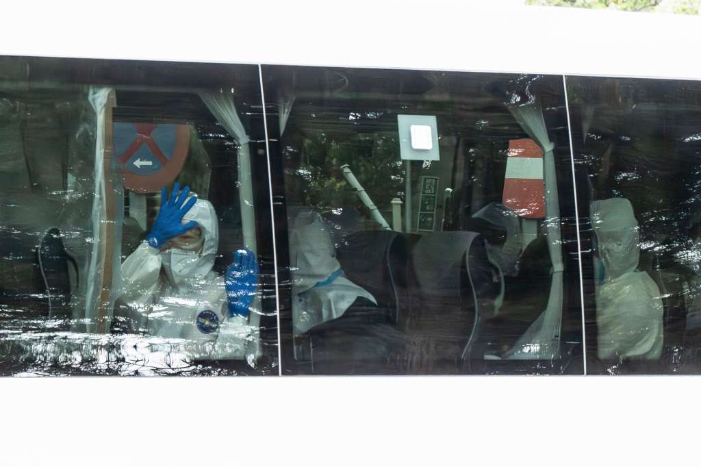 MADRID, 10/05/2026.- Un autobús transporta a los ciudadanos españoles que se encontraban en el crucero MV Hondius este domingo desde la Base Aérea de Torrejón hasta el Hospital Gómez Ulla . El avión militar con los catorce españoles que han sido desembarcados este domingo en Tenerife del crucero MV Hontius afectado por un brote de hantavirus ha aterrizado a las 15:00 horas en la base aérea de Torrejón (Madrid), desde donde serán conducidos al Hospital Gómez Ulla para ponerse en cuarentena. EFE/ Fernando Villar