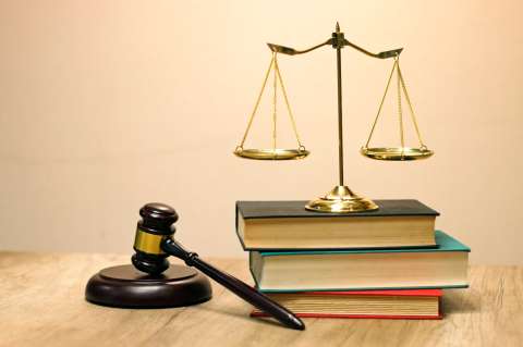 Preceptos jurídicos: la literatura y el derecho (La novela y el mundo)