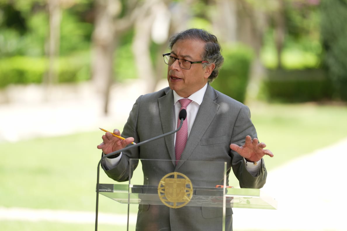 El presidente Gustavo Petro se encuentra este sábado en Portugal, desde donde emitió el comunicado en el que rectificó su afirmación sobre el fiscal.