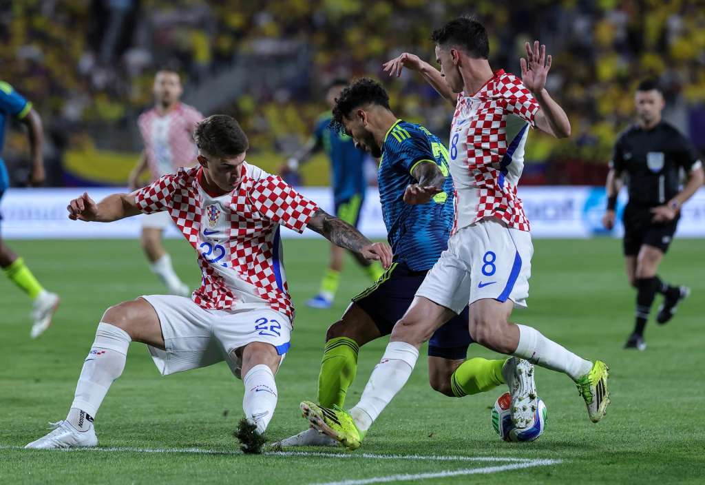 ORLANDO (United States), 27/03/2026.- Luis Suarez (C) of Colombia in action against Nikola Moro (R) of Croatia and Luka Vuskovic (L) of Croatia during the international friendly match between Colombia and Croatia in Orlando, Florida, USA, 26 March 2026. (Futbol, Amistoso, Croacia) EFE/EPA/CRISTOBAL HERRERA-ULASHKEVICH