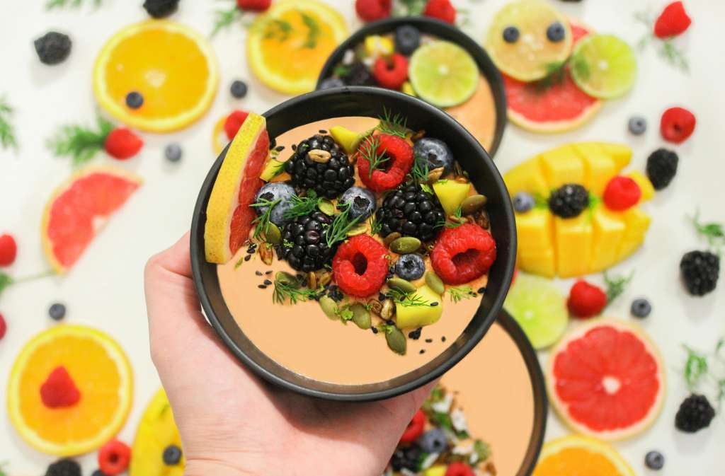 Un desayuno equilibrado y nutritivo nos ayuda a comenzar el día con el pie derecho, mejorando nuestra concentración, rendimiento físico y bienestar general.