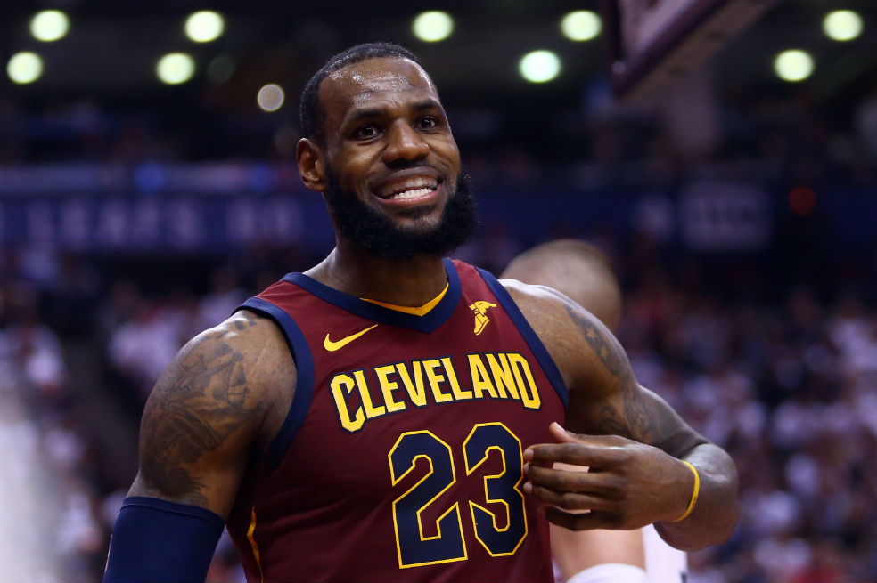 LeBron James fue la gran figura en la victoria de los Cavs. / AFP