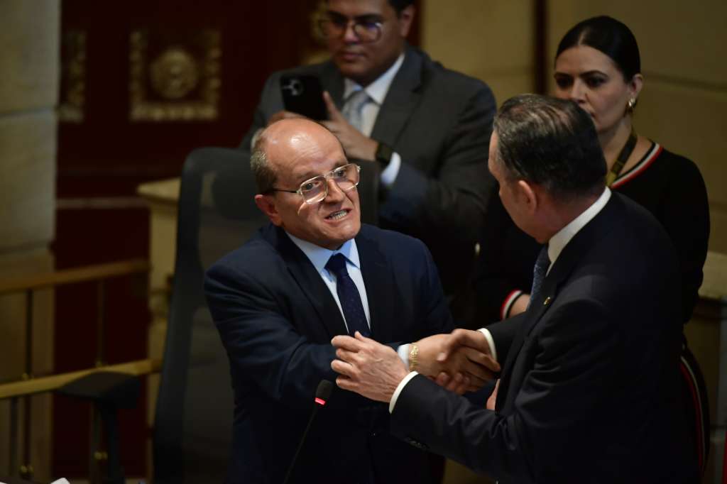 Álvaro Echeverry juramentó ante Efraín Cepeda, presidente del Senado, como nuevo magistrado del CNE