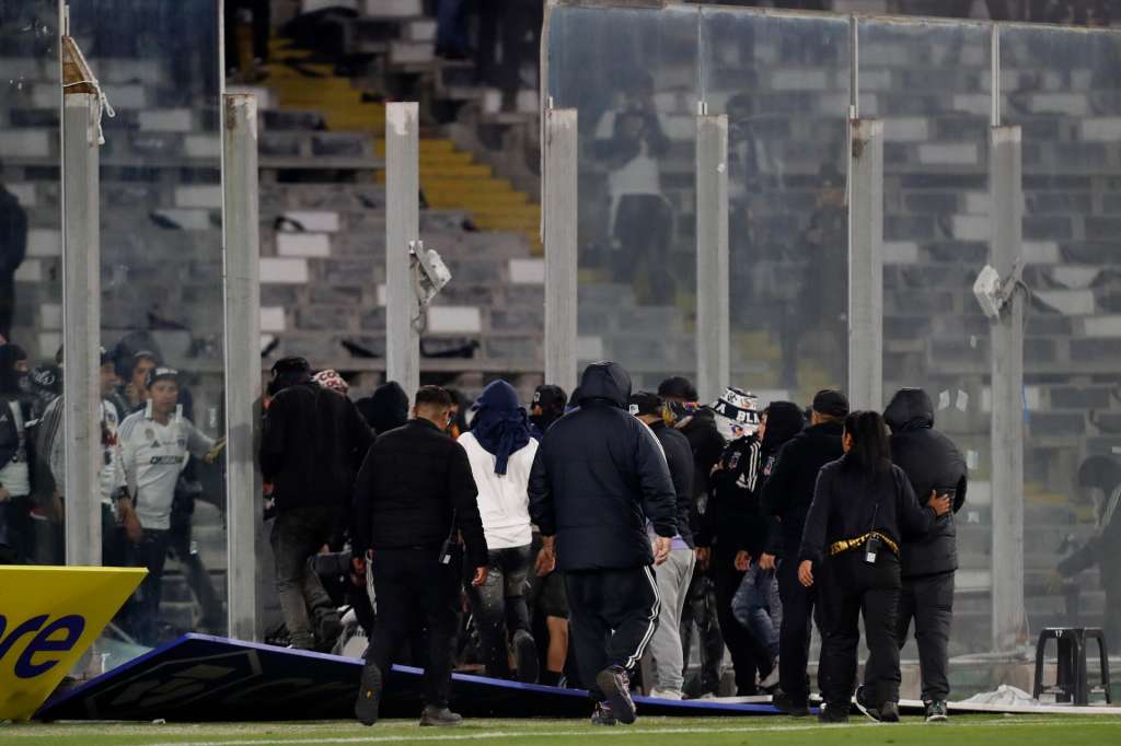 AME8108. SANTIAGO (CHILE), 10/04/2025.- Aficionados de Colo Colo ingresan al campo este jueves, en un partido de la fase de grupos de la Copa Libertadores entre Colo Colo y Fortaleza en el estadio Monumental David Arellano, en Santiago (Chile). EFE/ Osvaldo Villarroel