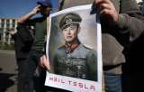 Muñecos con saludo nazi: así protestan en contra de Elon Musk en su nuevo negocio
