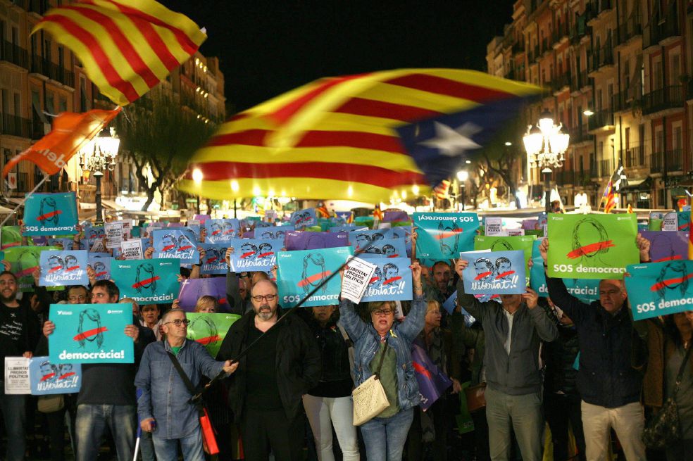 Concentración llevada a cabo en la plaza de la Font Tarragona, para reclamar la libertad de los exmiembros del gobierno catalán.