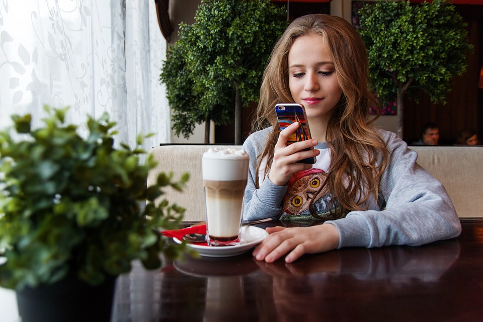 El 0,36% de los síntomas depresivos en adolescentes mujeres de 13 a 18 años estaría relacionado con sus usos de las redes sociales, según un último estudio en Estados Unidos. / Pixabay.