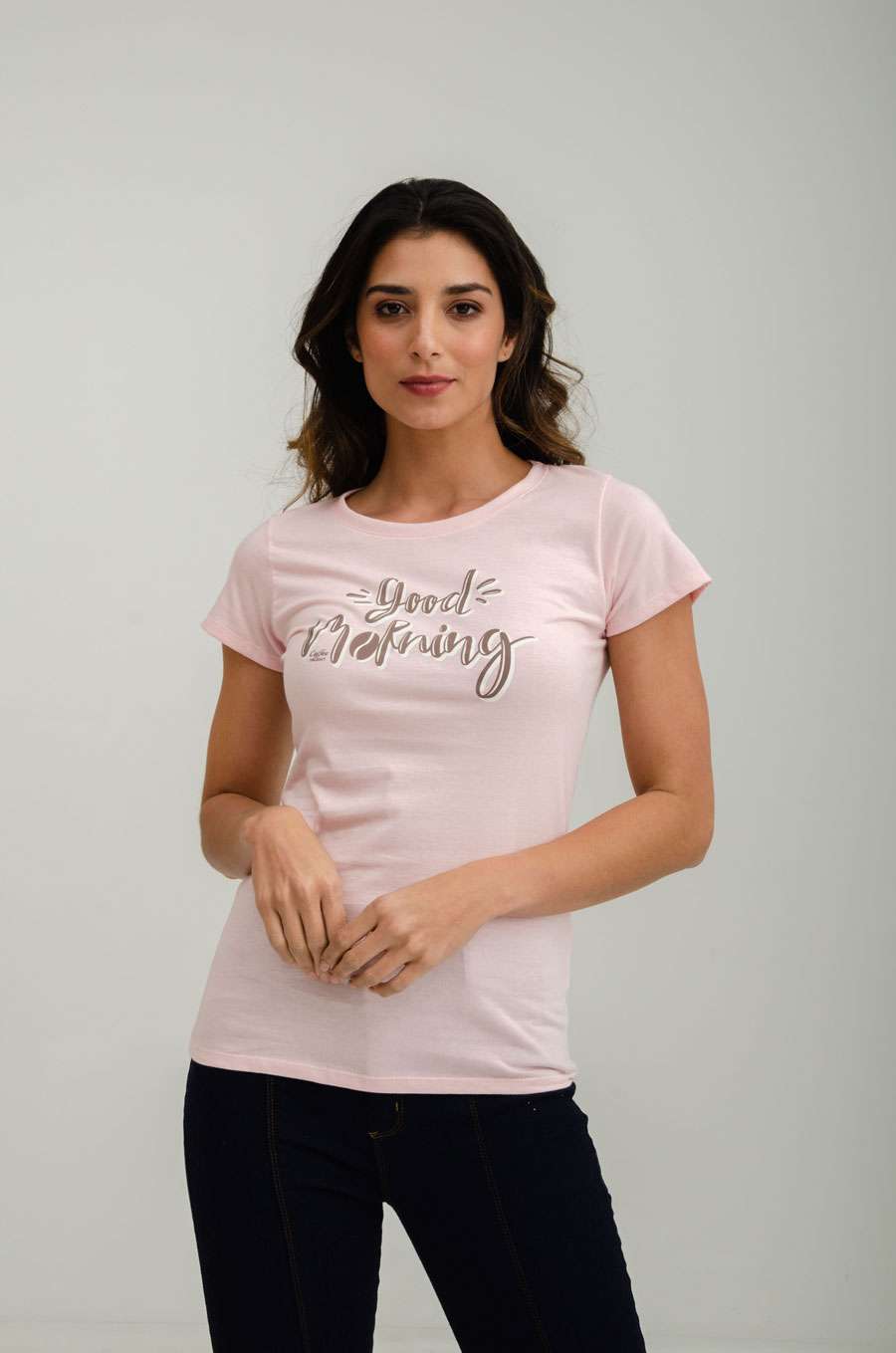 En esta colección se resalta el Bon bon bum como un símbolo iconográfico pop, muy usado para resaltar feminidad y frescura. en un universo femenino, sensual y chic. Estas prendas disponibles en todos los puntos de la marca a nivel nacional.