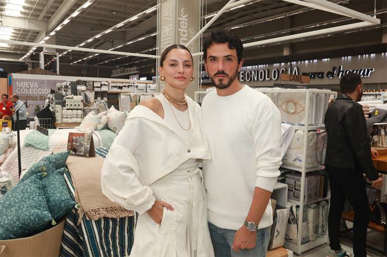 Josefina
Juan Pablo Socarras diseñador de modas, incursiona en el diseño industrial y lanza su colección Josefina de vajillas y sobre camas junto con Almacenes el EXITO