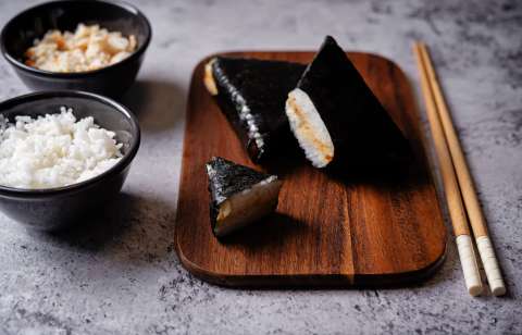 Receta para preparar onigiris de atún