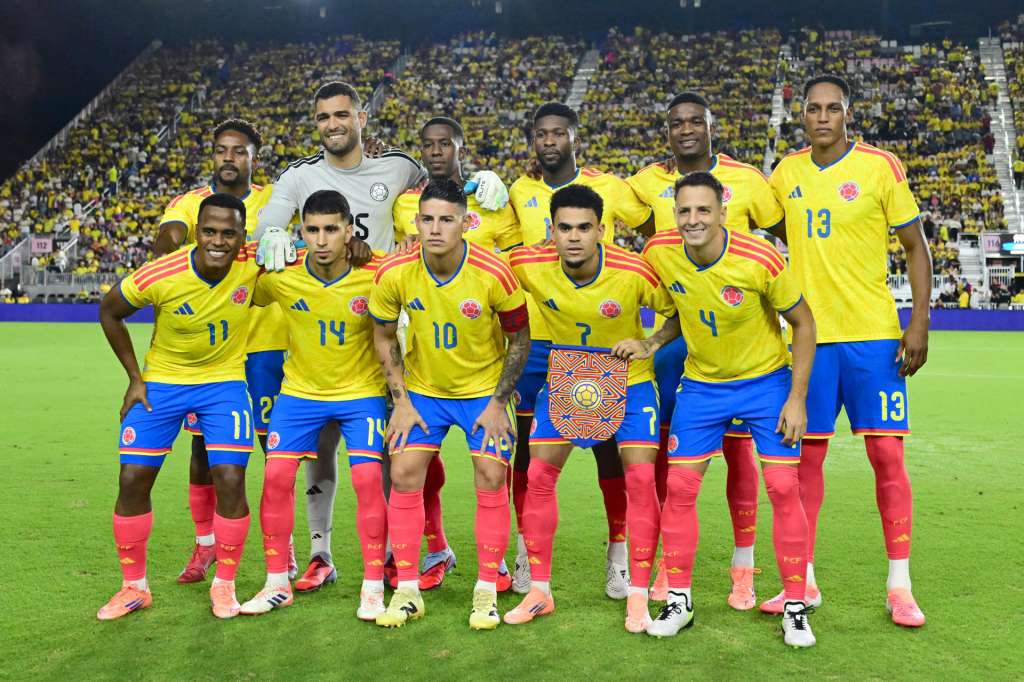 AME9457. FORT LAUDERDALE (ESTADOS UNIDOS), 15/11/2025.- Jugadores de Colombia forman este sábado, en un partido amistoso entre las selecciones de Colombia y Nueva Zelanda en el Chase Stadium, en Fort Lauderdale (Estados Unidos). EFE/ Giorgio Viera