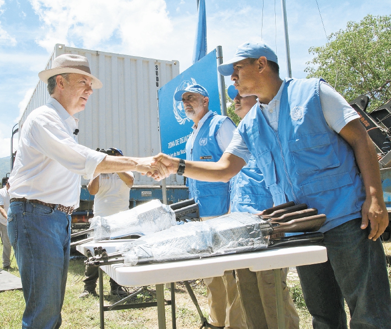 El presidente Santos cierra un contenedor con armas de las Farc en la zona veredal de Pondores (Guajira). / EFE