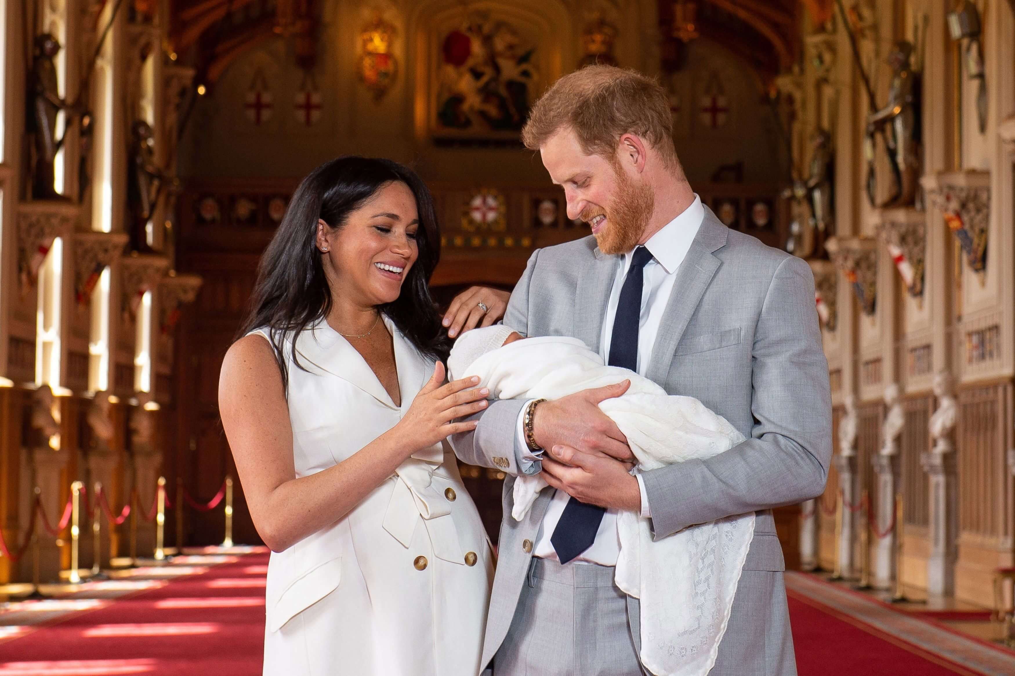 El príncipe Enrique (d) y Meghan, duquesa de Sussex, posan junto a su hijo recién nacido en Windsor (Reino Unido) / EFE/ Domic Lipinski