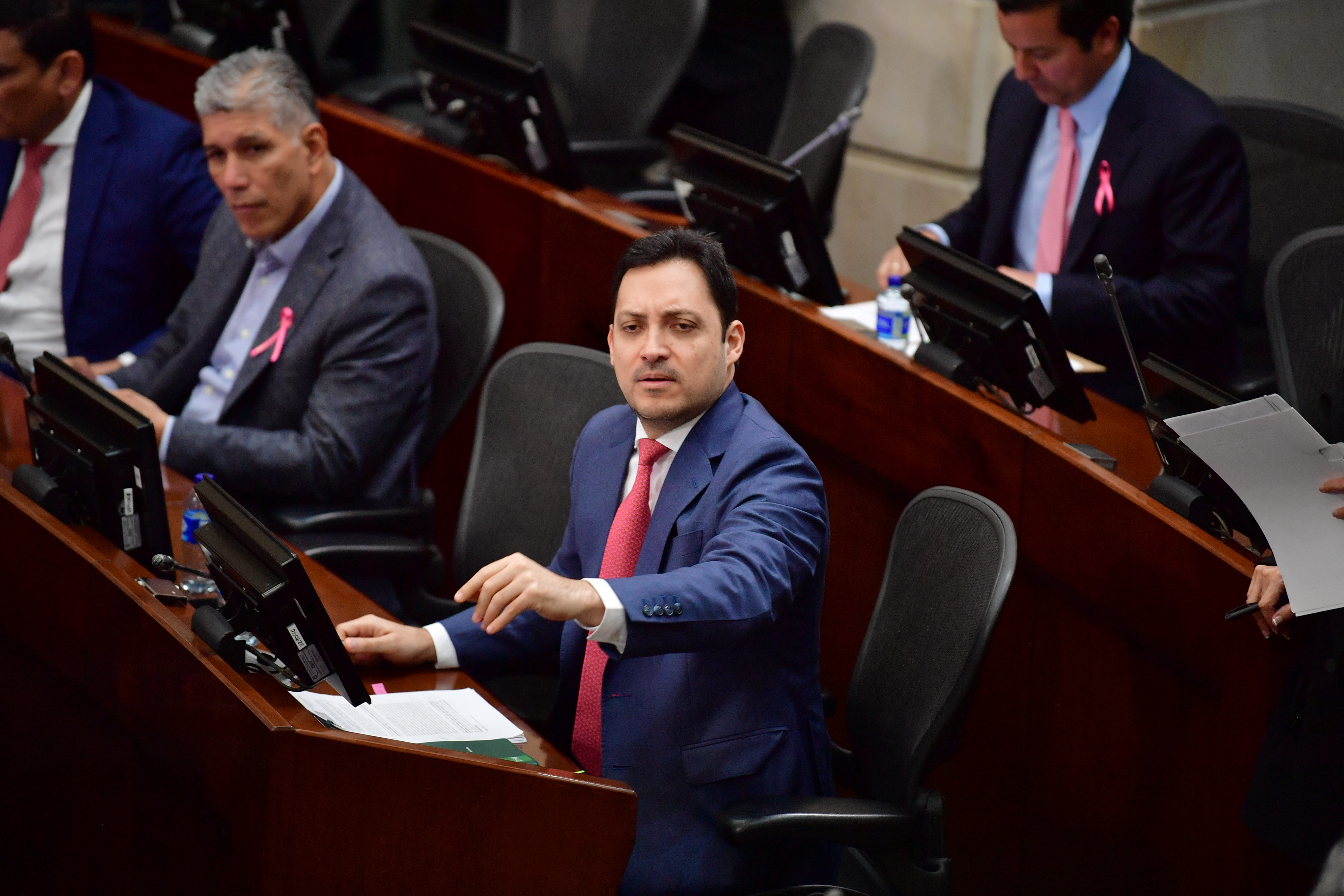 Senador en el debate sobre "Tierras para campesinos" y "Paz Total".