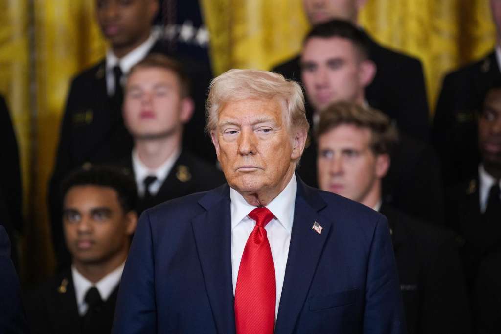 WASHINGTON (United States), 15/04/2025.- US President Donald Trump participates in the Commander-in-Chief Trophy Presentation to the Navy Midshipmen - the United States Naval Academy, in the East Room at the White House in Washington, DC, USA, on 15 April 2025. (Estados Unidos) EFE/EPA/Yuri Gripas / POOL
