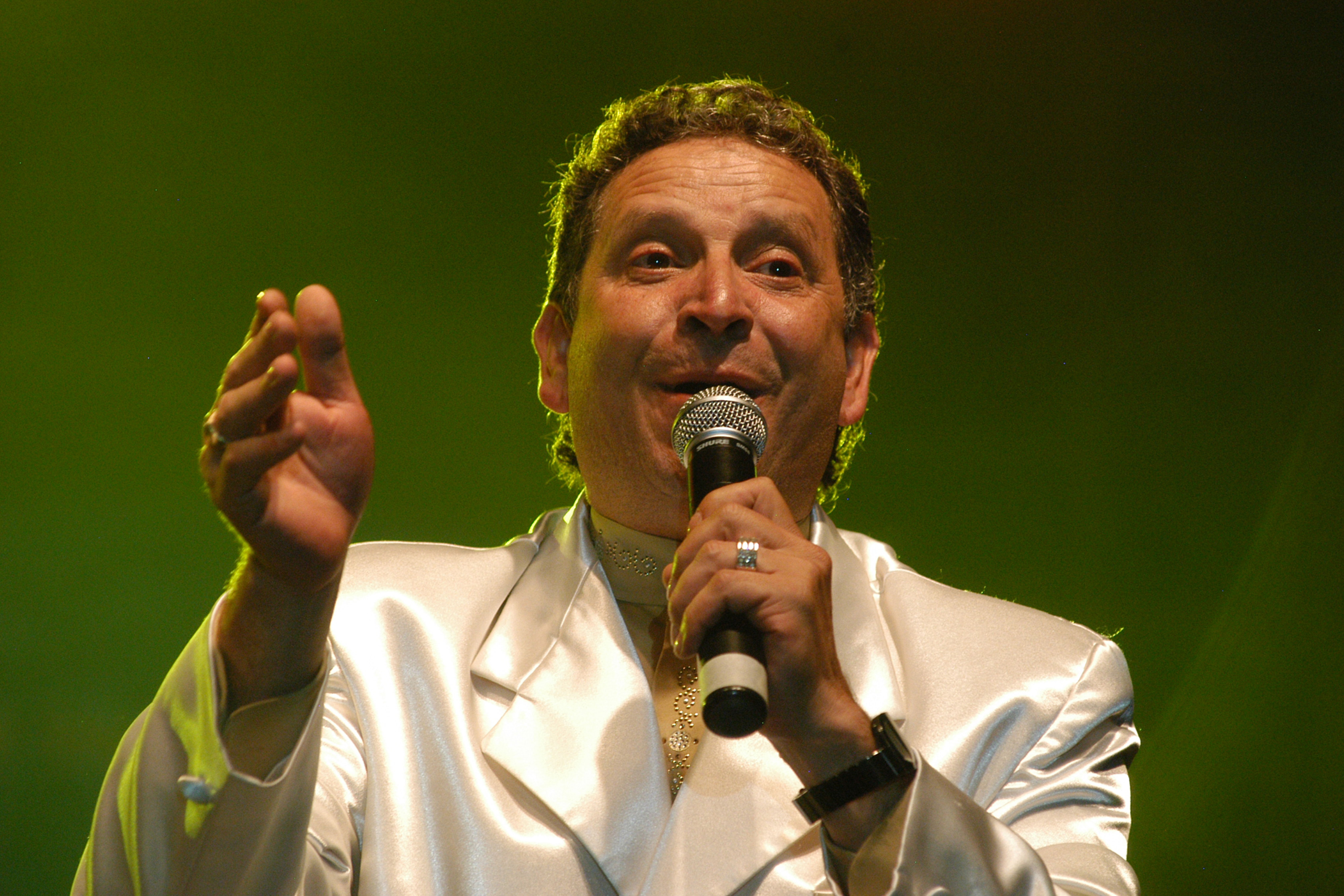 AME5666. BOGOTÁ (COLOMBIA), 26/07/2022.- Fotografía cedida hoy por el diario El Tiempo de Colombia que muestra al cantante de música popular Darío Gómez durante su presentación en concierto en el año 2006 en Bogotá (Colombia). El compositor y cantante colombiano de música popular Darío Gómez, conocido como el "Rey del despecho", falleció este martes en Medellín a los 71 años de edad, informó la Clínica Las Américas. EFE/ Diario El Tiempo SOLO USO EDITORIAL SOLO DISPONIBLE PARA ILUSTRAR LA NOTICIA QUE ACOMPAÑA (CRÉDITO OBLIGATORIO)