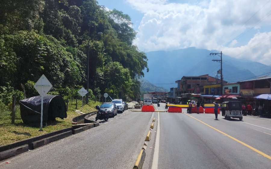 Cierre en la vía al Llano por manifestaciones. / Cortesía Coviandina