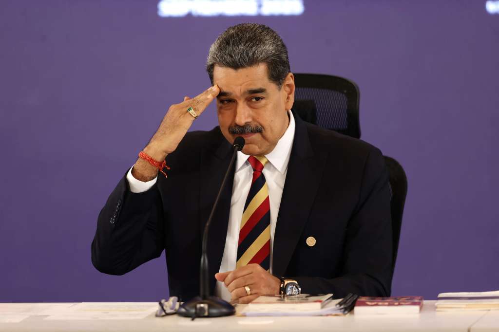 AME5249. CARACAS (VENEZUELA), 01/09/2025.- El presidente de Venezuela, Nicolás Maduro, habla en una rueda de prensa este lunes, en Caracas (Venezuela). Maduro ofrece declaraciones, en momentos en que tienen lugar movilizaciones de milicianos, ciudadanos y militares en "defensa" del territorio venezolano, ante el anunciado despliegue militar de EE.UU. como parte de una operación antidrogas en una zona del Caribe próxima al país suramericano. EFE/ Ronald Peña
