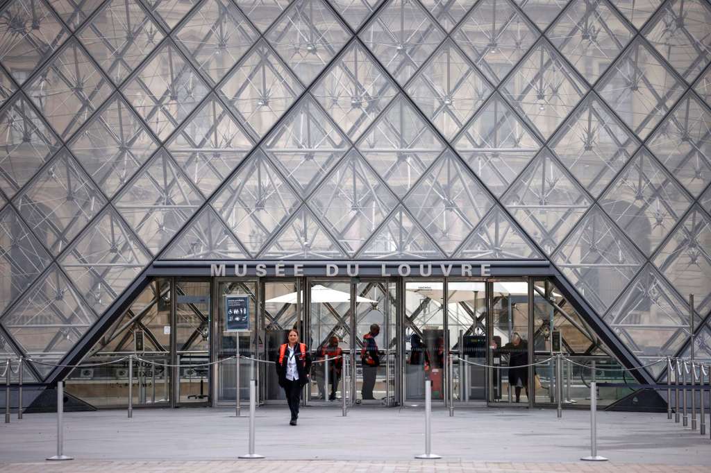 Paris (France), 20/10/2025.- An exterior view of the Louvre Museum a day after a robbery in Paris, France, 20 October 2025. The Louvre Museum was targeted in a robbery by several criminals who smashed windows to steal eight priceless royal pieces of jewelry on 19 October. The Louvre remains closed for a second day running. French Culture Minister Rachida Dati called it 'an attack on France’s cultural heritage.' (Francia) EFE/EPA/YOAN VALAT
