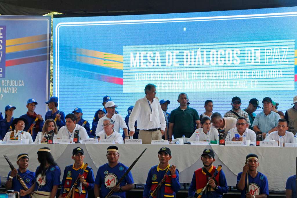 AME5516. TIBÚ (COLOMBIA), 08/10/2023.- Voceros de las delegaciones del Gobierno y del Estado Mayor Central (EMC), principal disidencia de las FARC, instalan la mesa de diálogo y el arranque del cese al fuego bilateral, en el municipio de Tibú, en la convulsa región del Catatumbo (Colombia). El EMC, disidencia formada antes de la firma de la paz con las FARC, agrupa a unas 3.400 personas en varios frentes liderados por alias "Iván Mordisco". Este grupo ya había pactado un cese al fuego con el Gobierno a principios de año que se iba a extender hasta junio, pero fue roto de forma parcial en mayo en cuatro departamentos después de que las disidencias asesinaran a cuatro menores indígenas a los que antes habían reclutado. EFE/ Mario Caicedo