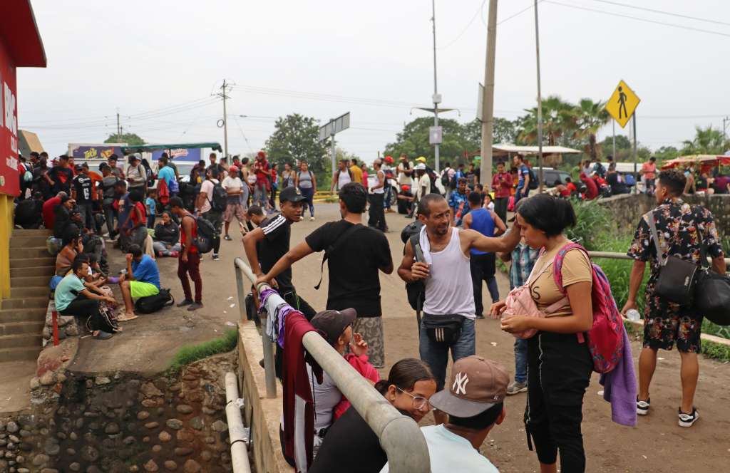 MEX301. TAPACHULA (MÉXICO), 06/06/2024.- Migrantes permanecen varados en espera de resolver su situación migratoria este jueves, en el municipio de Tapachula en Chiapas (México). La frontera de México con Centroamérica también resentirá la restricción al asilo y la agilización de las deportaciones impuestas por Estados Unidos esta semana, pues activistas y migrantes temen un nuevo cuello de botella en la región con miles de indocumentados varados o retornados. EFE/Juan Manuel Blanco