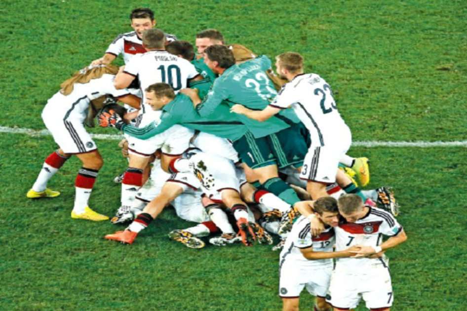 Los jugadores alemanes celebran el título mundial que conquistaron tras derrotar a los argentinos. /AFP