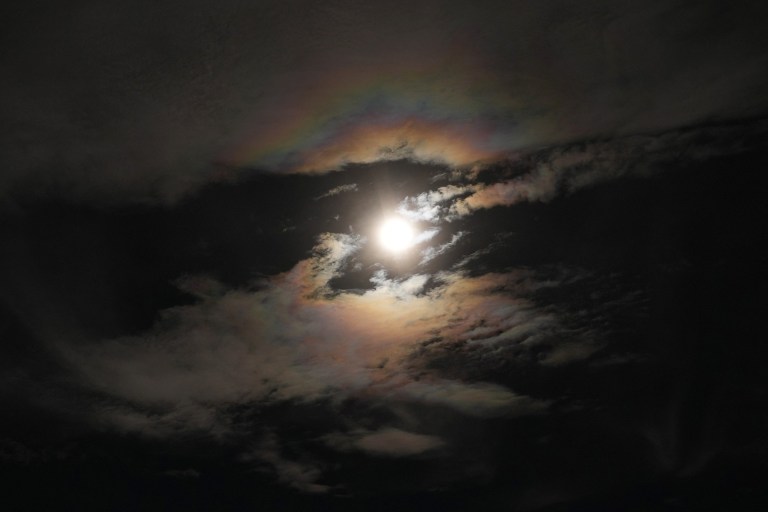 Las nubes rodean el eclipse solar anular el 14 de octubre de 2023 en el Parque Nacional Capitol Reef, Utah, Estados Unidos.