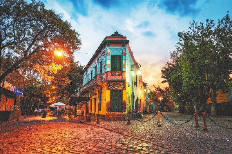 Caminito es uno de los paseos más emblemáticos de Buenos Aires y de los atractivos imperdibles para quienes lo visitan.