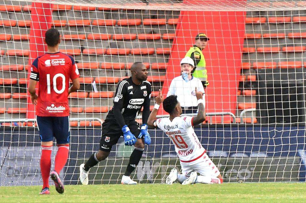 El delantero Wilson Morelo marcó el gol de Santa Fe en el empate 1-1 ante Medellín, en el estadio Atanasio Girardot.