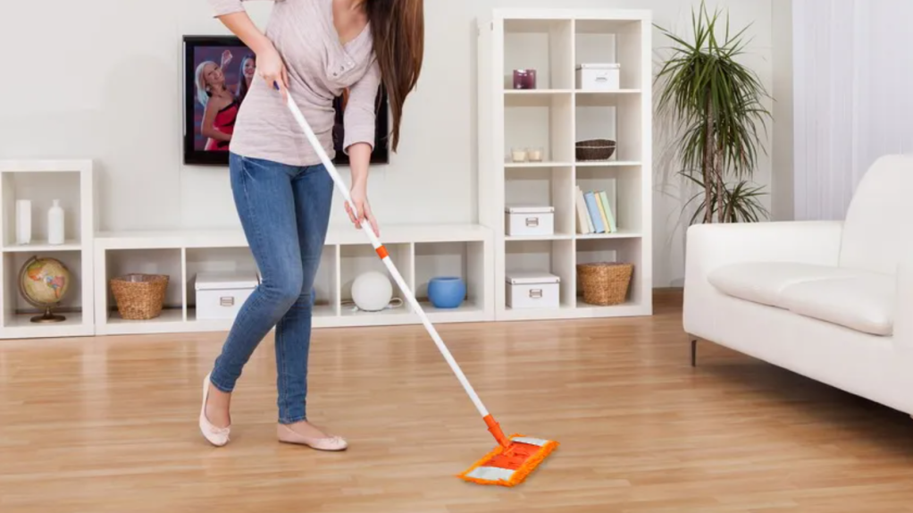 Mantener tu piso laminado limpio y brillante no tiene por qué ser una tarea difícil. Con los cuidados adecuados, como barrer regularmente, utilizar trapeadores de microfibra y evitar el uso de productos abrasivos, puedes hacer que tu piso laminado luzca impecable y reluciente. Sigue estos consejos y disfruta de un hermoso piso laminado en tu hogar.