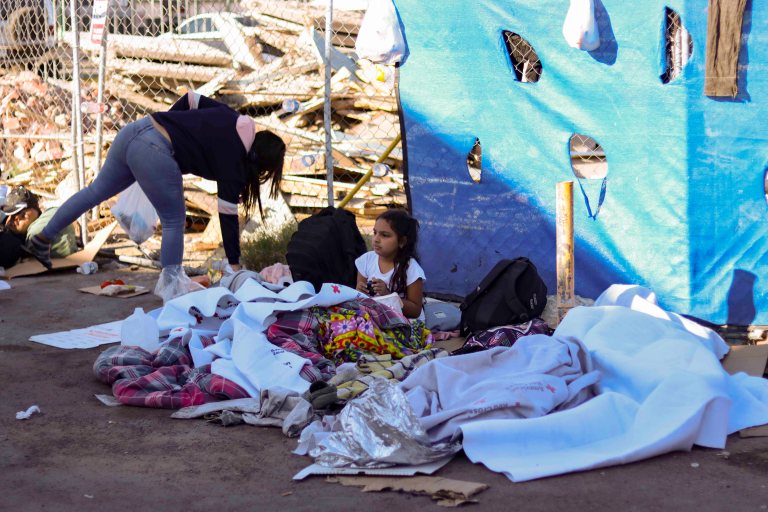 USA6879. EL PASO (TX, EEUU), 09/0572023.- una familia de migrantes acampa el lunes 8 de mayo de 2023 en las afueras de la Iglesia de Sagrado Corazón de Jesús, en El Paso, Texas (EE.UU.). Ante el inminente levantamiento del Título 42 en Estados Unidos, el próximo jueves, que ha permitido hasta ahora la expulsión inmediata de los migrantes por motivos sanitarios, miles de personas han comenzado ya a cruzar la frontera y otras esperan hacerlo en los próximos días. EFE/ Jonathan Fernández