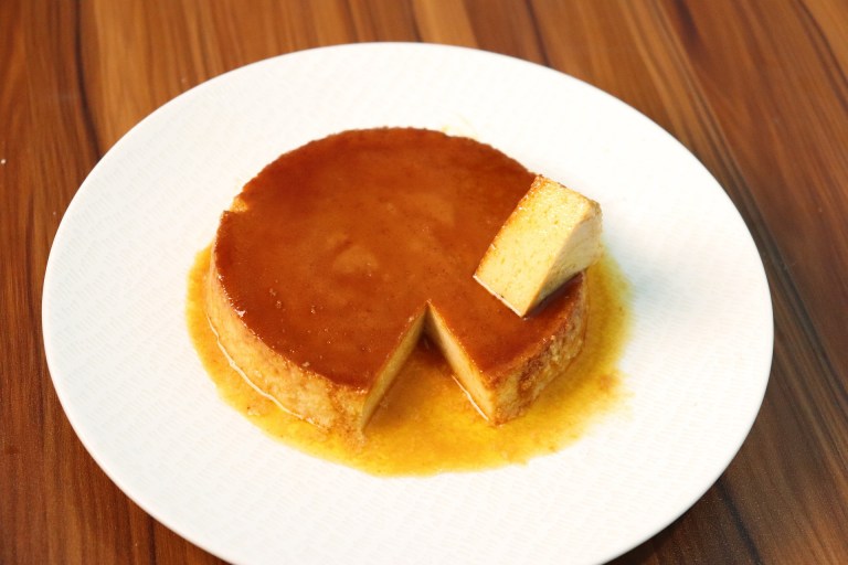 ¡Qué delicia! Receta para preparar flan de almojábana y salsa de gulupa