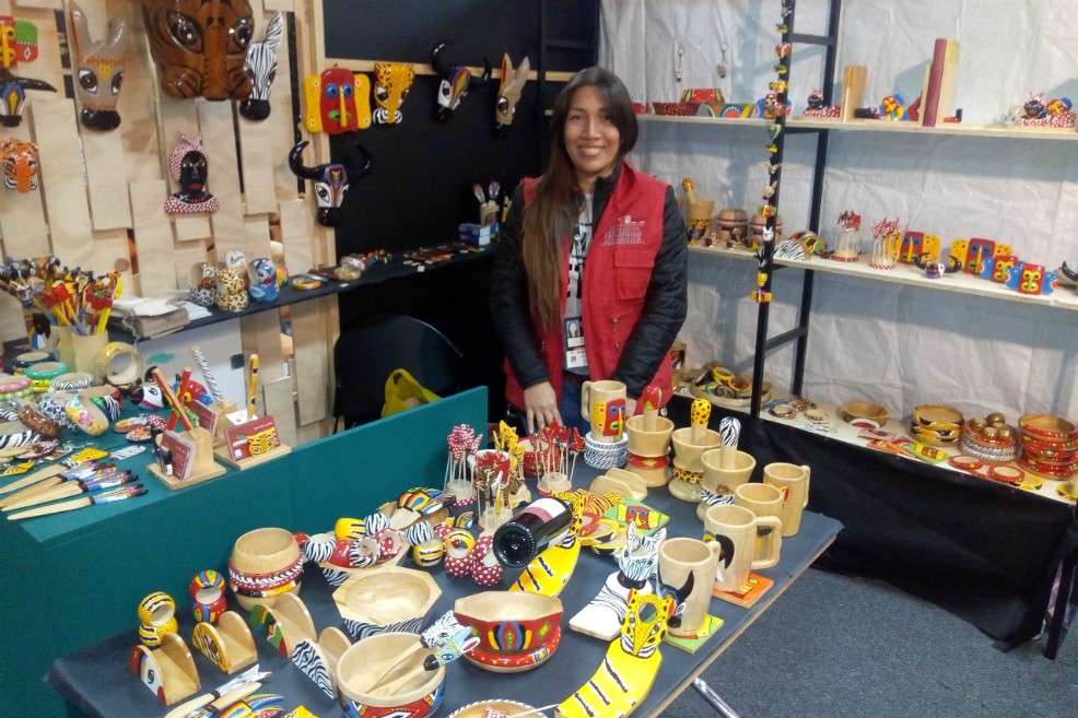 Artesana expone sus productos hechos en madera.