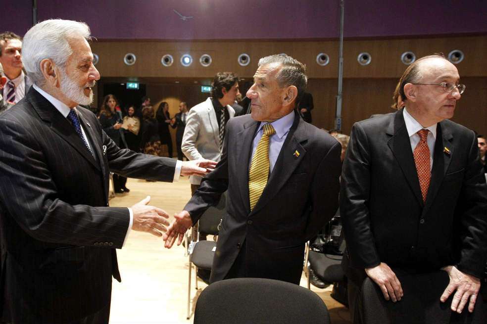 El canciller de Nicaragua, Samuel Santos (izq.), y Julio Londoño, jefe negociador del equipo colombiano en La Haya. / EFE